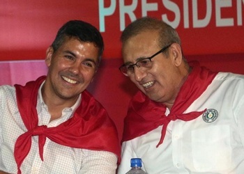 Erico Galeano con el presidente de Paraguay, Santiago Peña, en un evento político.