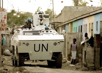 Un vehículo blindado de transporte de tropas de la ONU en Haití
