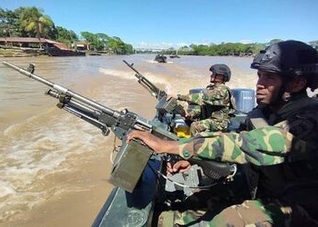 Militares venezolanos patrullan un río en Venezuela