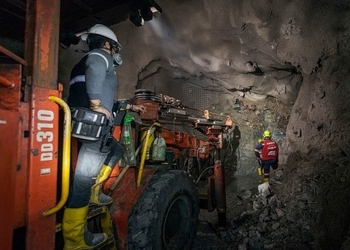Mineros en túnel de la mina de Zijin Continental Gold, en Buriticá, Antioquia, afectada por la minería ilegal