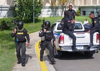 Agentes antinarcóticos dominicanos allanan propiedades en un operativo antridrogas en la ciudad de Cibao, al norte de la isla.