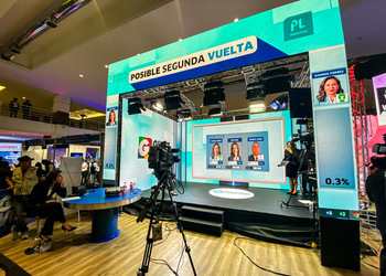 TV crews prepare to announce the news that left-wing candidate Bernardo Arévalo has caused an upset in Guatemala's elections, securing a run-off with Sandra Torres of UNE.