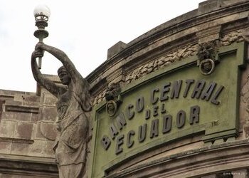 Fotografía de la fachada del Banco Central de Ecuador.