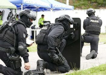 Ecuadorian police in full gear.