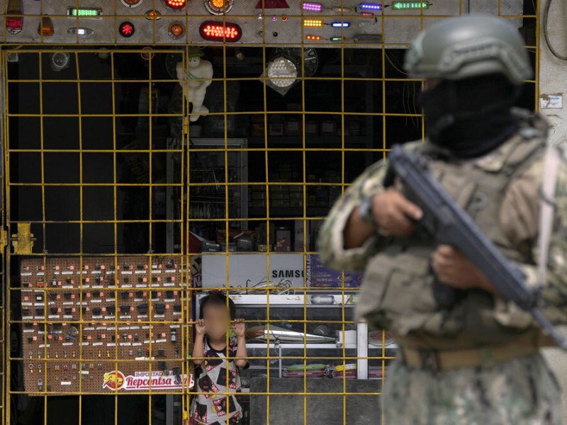 Un militar resguarda un negocio ante amenaza de extorsión en Ecuador