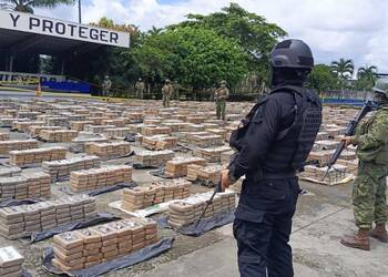 Ecuadorian soldiers stand next to 21.5 tons of cocaine seized in Los Ríos Soldados ecuatorianos junto a 21,5 toneladas de cocaína incautadas en Los Ríos