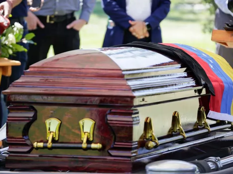 Former Venezuelan lieutenant Ronald Ojeda's casket at his funeral in Chile. El ataúd del exteniente venezolano Ronald Ojeda en su funeral en Chile.