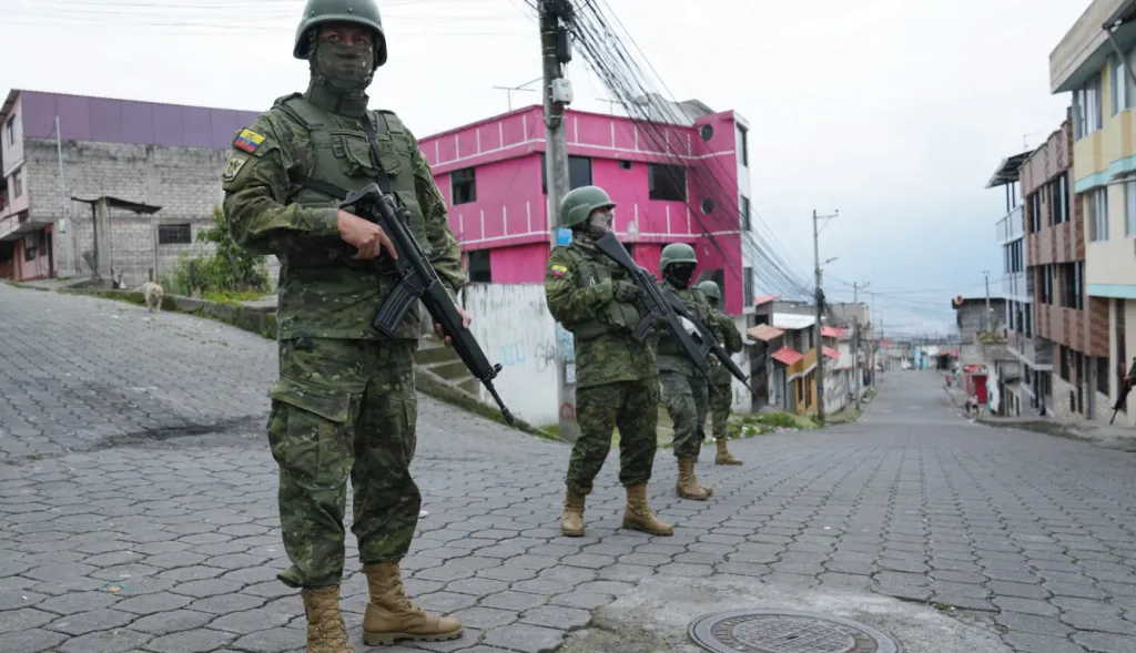 Ecuadorian soldiers patrol a street in Quito. 
Militares ecuatorianos patrullan una calle en Quito.
