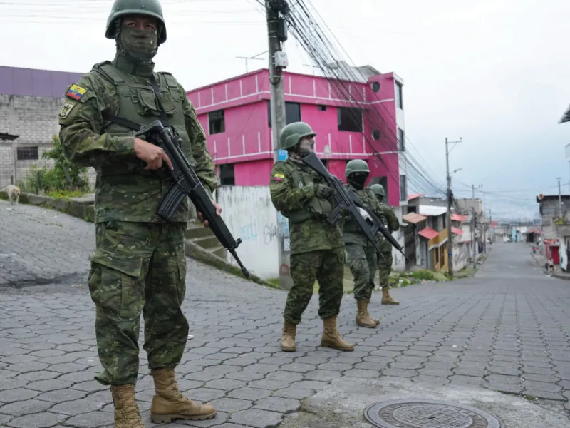Ecuadorian soldiers patrol a street in Quito. Militares ecuatorianos patrullan una calle en Quito.