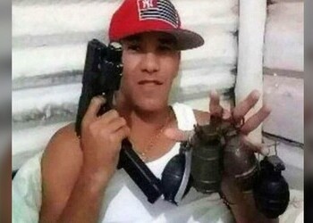 Venezuelan criminal Carlos Capa holding weapons. Criminal venezolano Carlos Capa con armas.