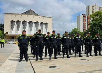 Colombian national police lined up in Barranquilla. Oficiales de la policía nacional de Colombia en formación en Barranquilla.