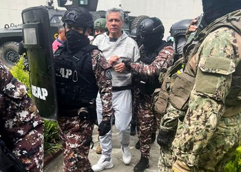 Ecuadorian security forces escort former Vice President Jorge Glas to maximum security prison. 
Fuerzas de seguridad ecuatorianas llevan a ex vice presidente Jorge Glas a una prisión de máxima seguridad.